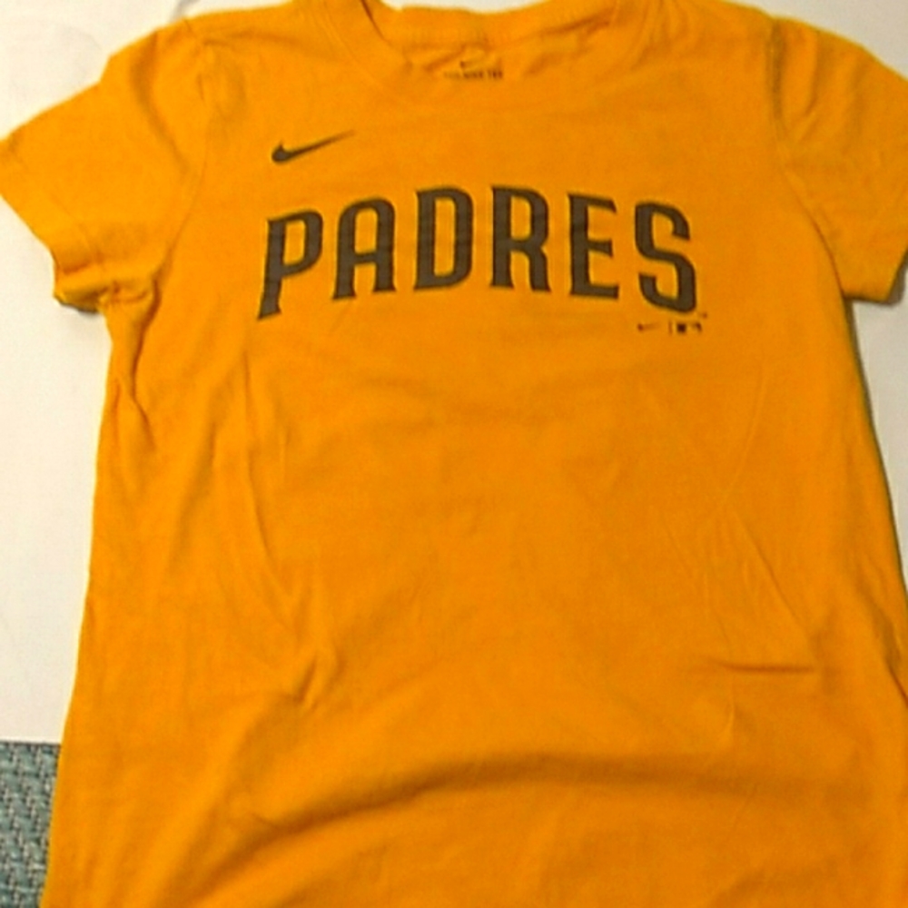 THE NIKE TEE size extra small, birgth yellow
